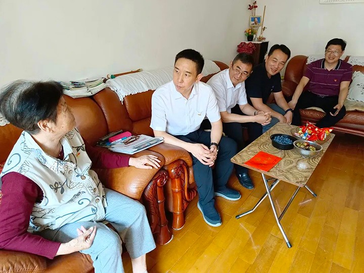 走访慰问老党员　不忘初心送眷注——云煤（云鼎国际4118welcome）集团党委副书记、工会主席王鑫到老干党总支开展“七一”慰问运动