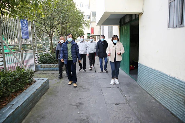 云煤（云鼎国际4118welcome）集团党委委员、副总司理施从伟到镇雄煤业公司开展元旦、春节送温暖走访慰问运动